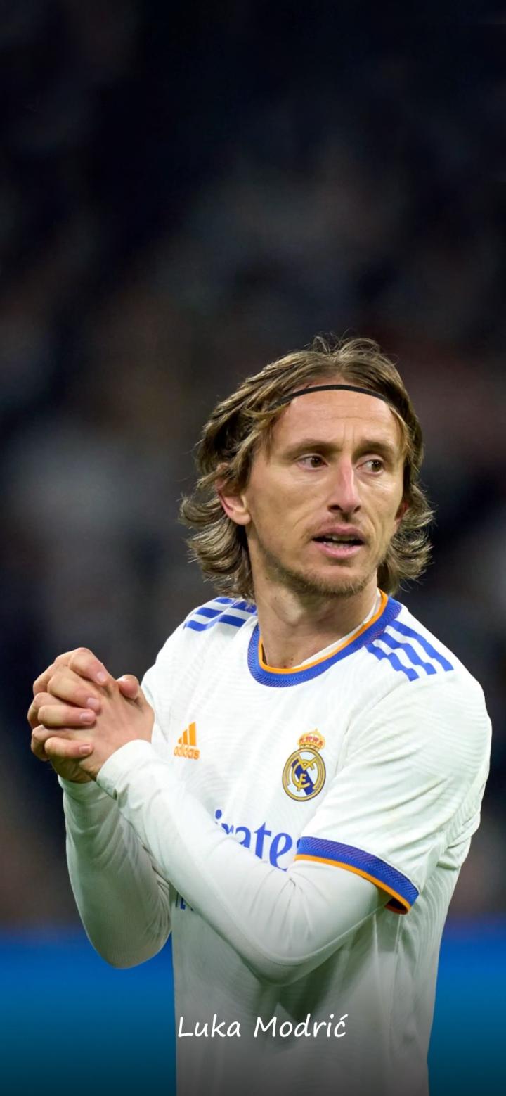 网友在梅西夜访诺坎普时偶遇他，梅西还向镜头打了招呼