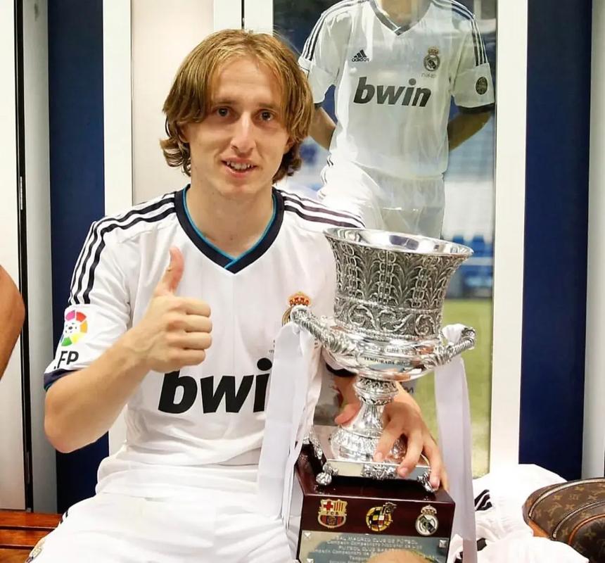 一日意甲动向：国米大胜科莫晋级榜首，米兰中锋实在是太令人发愁