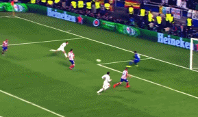 足球国足训练课发生小插曲，球员被逗笑